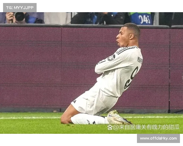 里尔主场球迷高唱助威歌,小姆巴佩进球后滑跪庆祝。 里尔主场球迷高唱助威歌,小姆巴佩进球后滑跪庆祝。